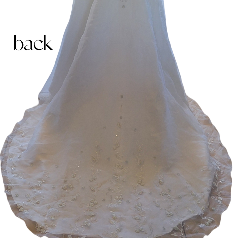 Elegant White Sleeveless Bridal Wedding Dress - Picture 9 of 13